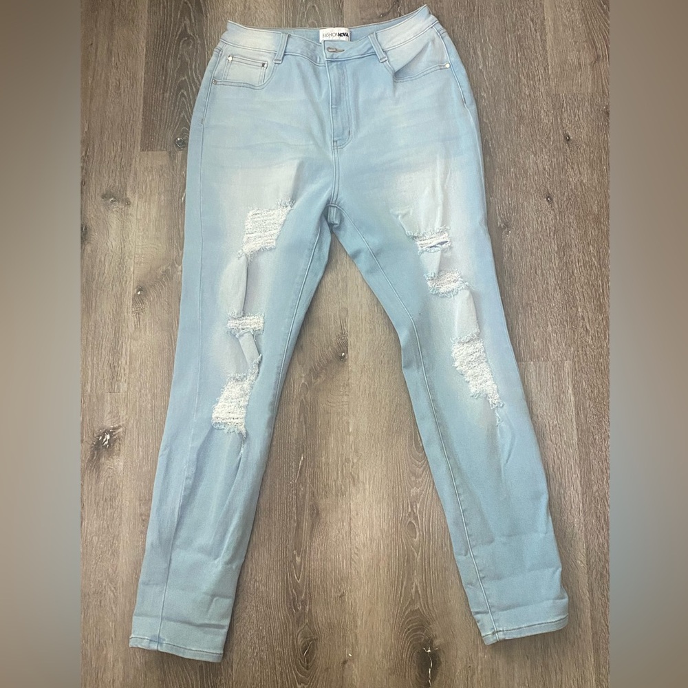 Light Wash Distressed FashionNova Women’s Jeans